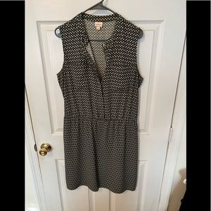 Sleeveless dress, cinched waist with pockets